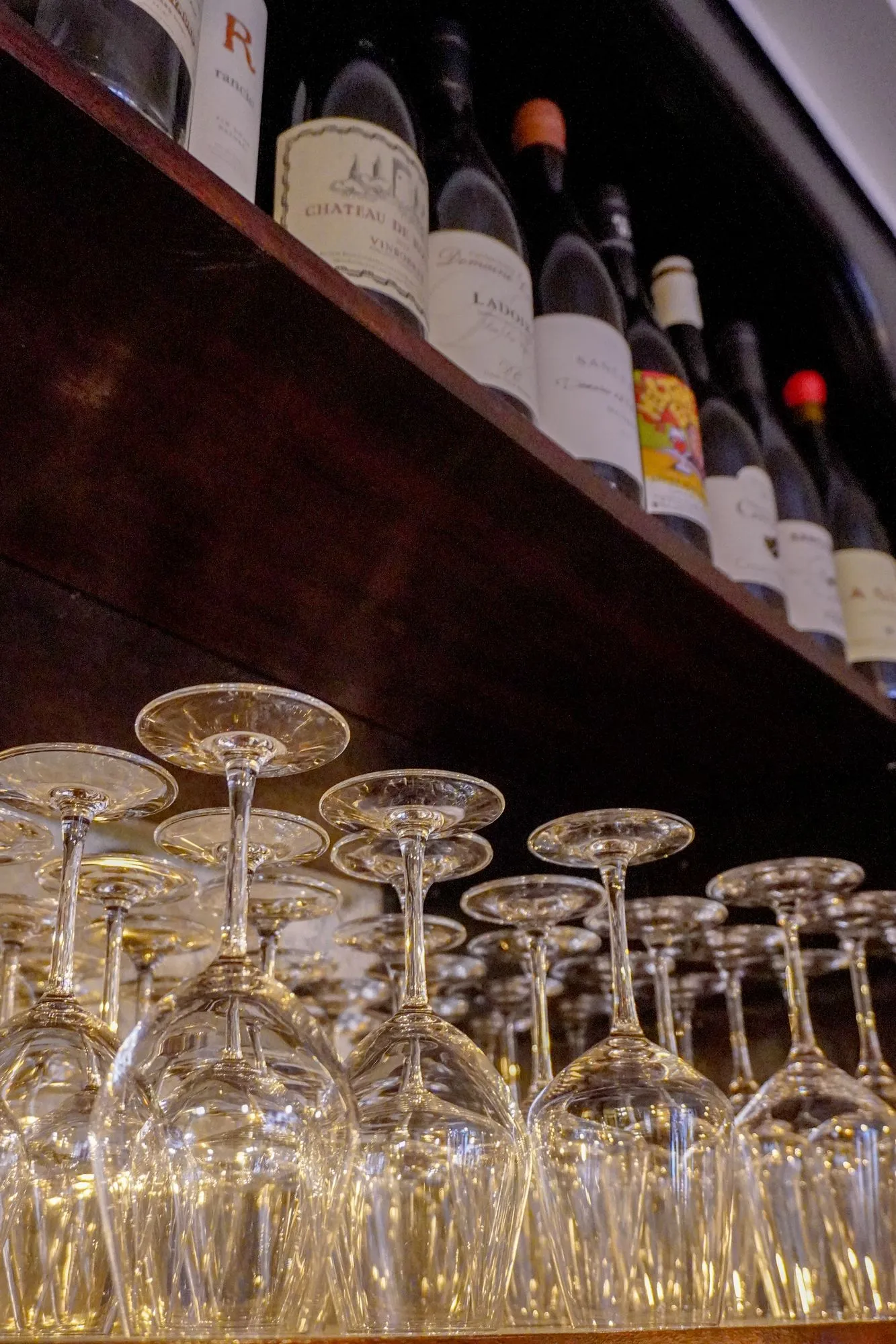 Photo de verres dans un bar